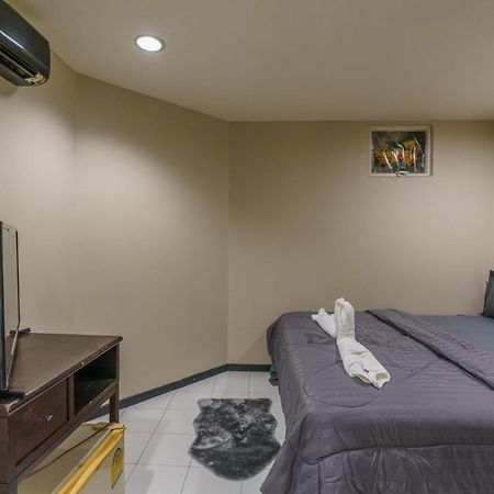 Cheqinn Bed Sukhumvit 4 Nana Plaza Bangkok Exterior photo