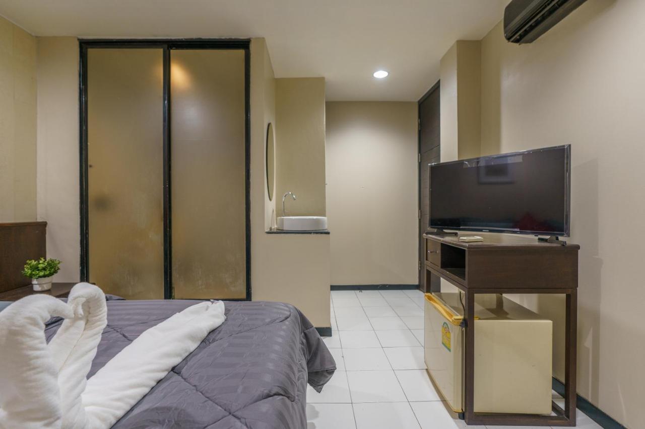 Cheqinn Bed Sukhumvit 4 Nana Plaza Bangkok Exterior photo