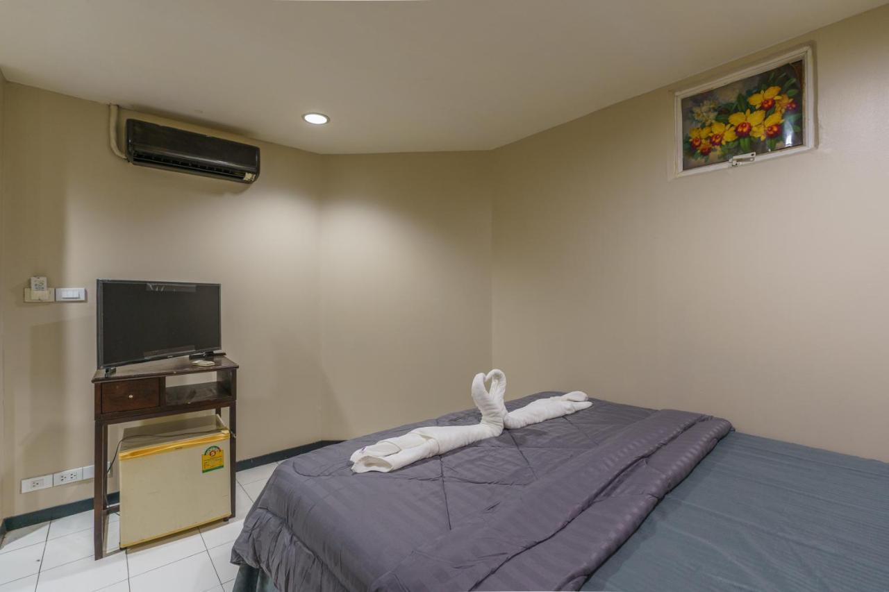 Cheqinn Bed Sukhumvit 4 Nana Plaza Bangkok Exterior photo