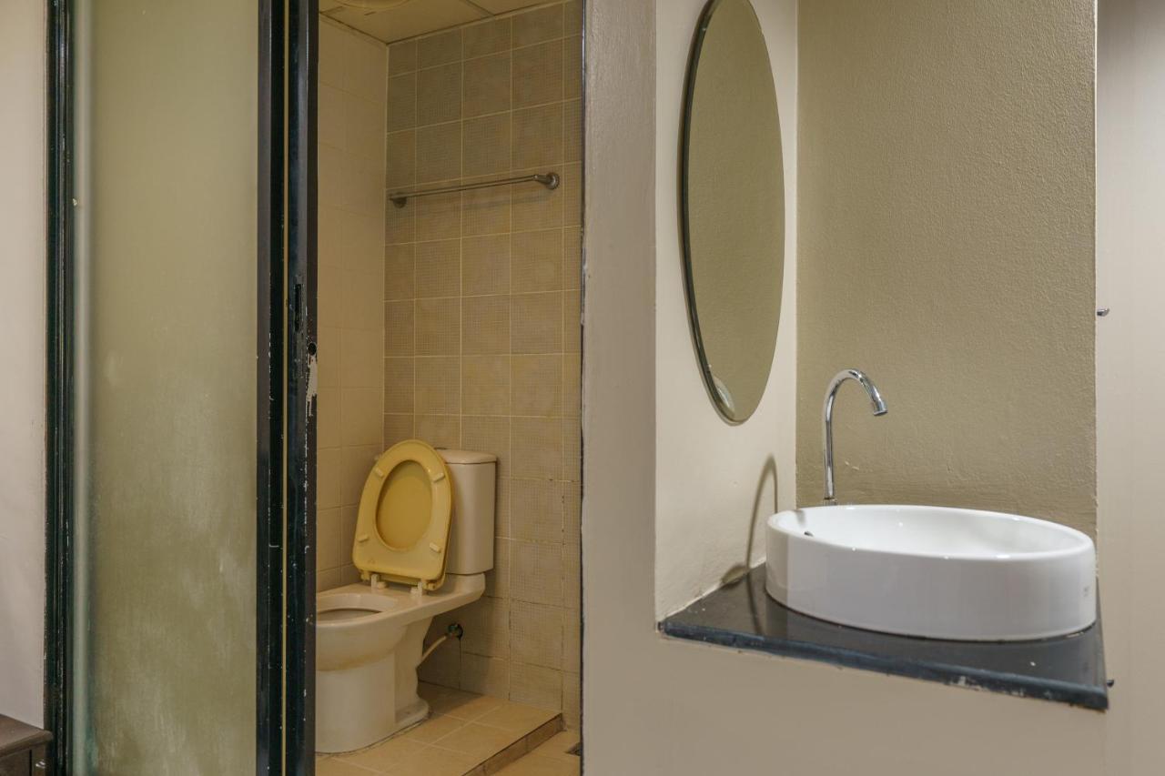 Cheqinn Bed Sukhumvit 4 Nana Plaza Bangkok Exterior photo