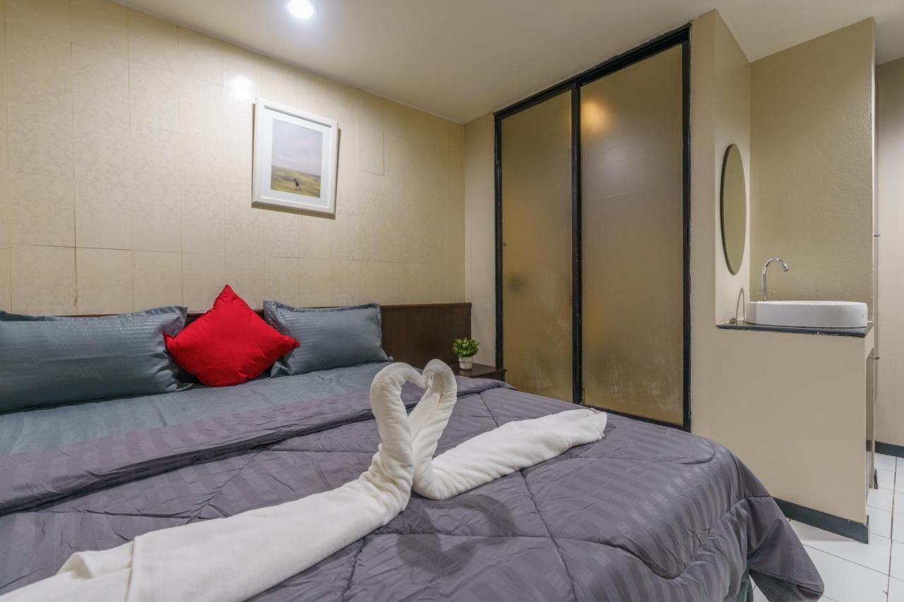Cheqinn Bed Sukhumvit 4 Nana Plaza Bangkok Exterior photo