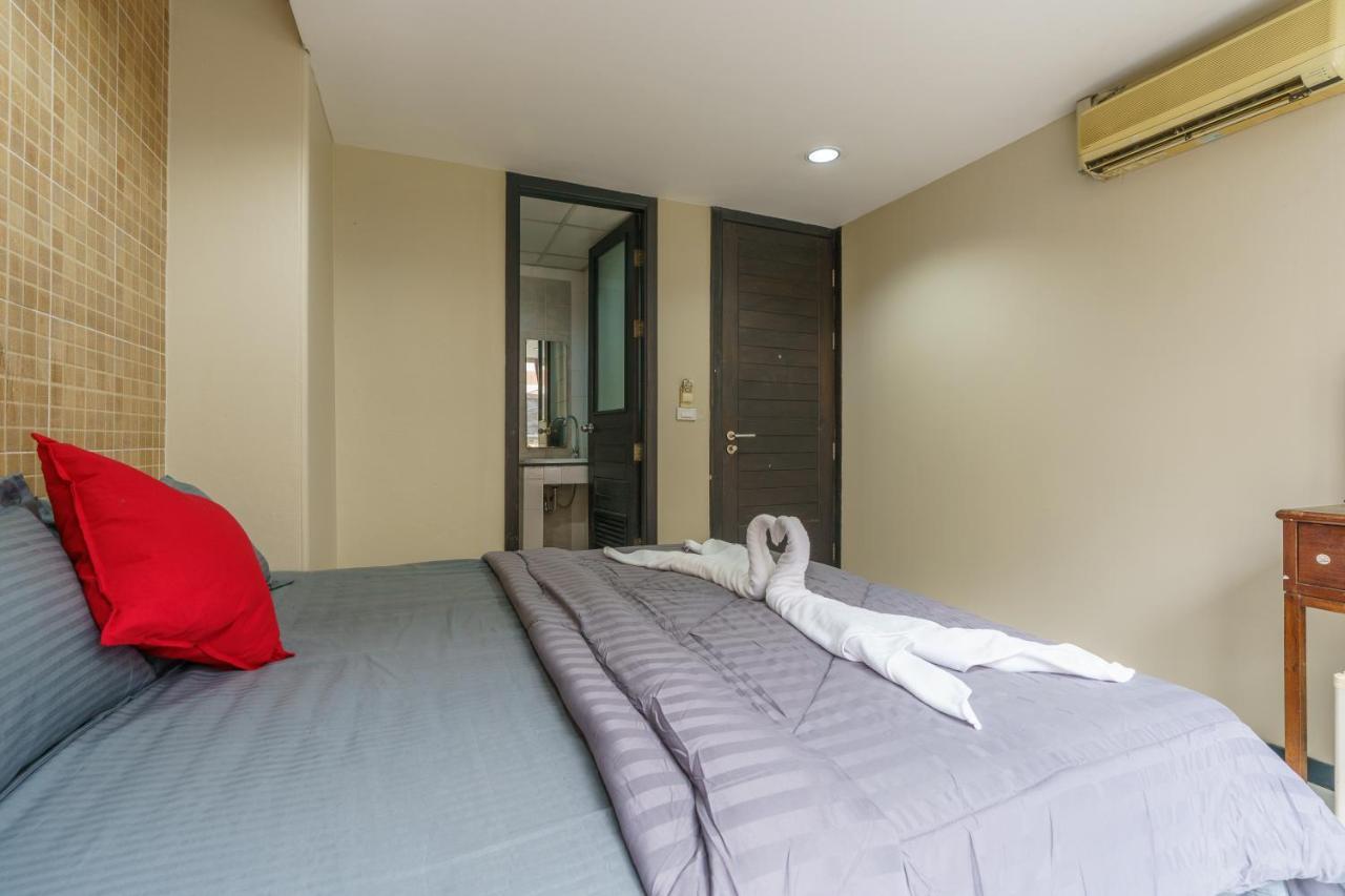 Cheqinn Bed Sukhumvit 4 Nana Plaza Bangkok Exterior photo