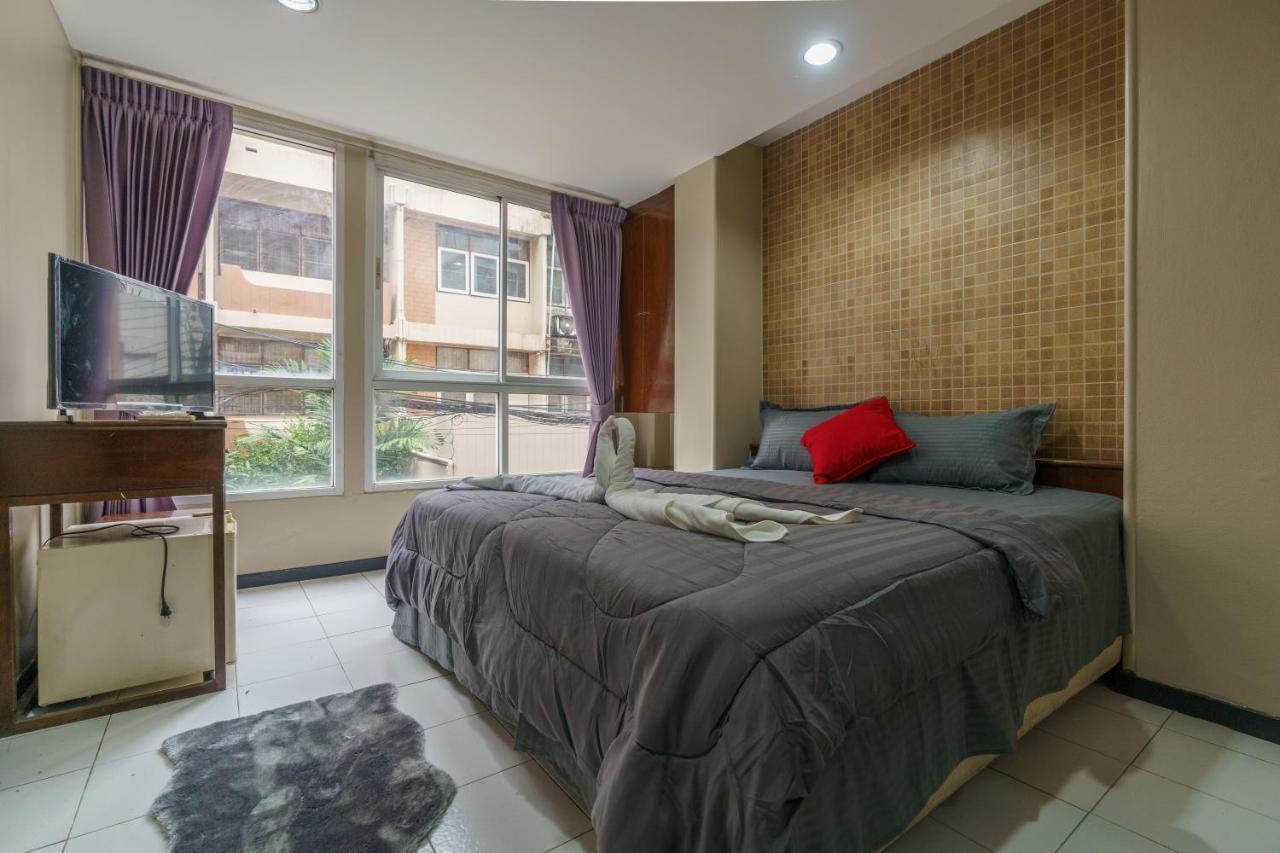 Cheqinn Bed Sukhumvit 4 Nana Plaza Bangkok Exterior photo